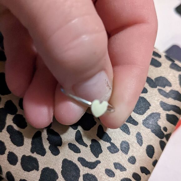 Size 8 silver tone heart fashion ring - Picture 5 of 8